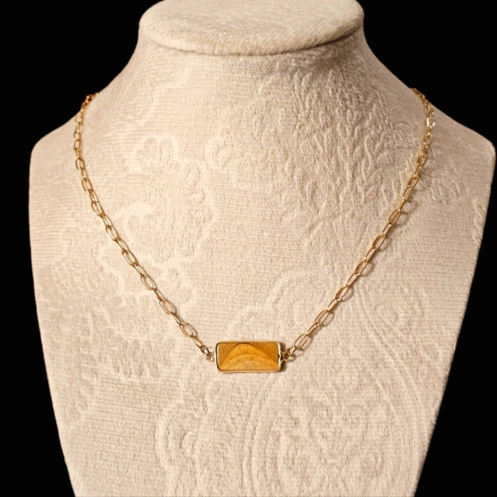 Elegant Gold Chain Necklace With Stone Pendant N2P15